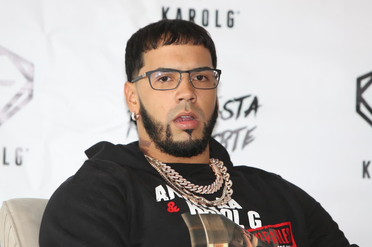 Anuel es otro de los cantantes urbanos que ha aprovechado muy bien la fama y ha decidido invertir en otros negocios fuera del escenario.