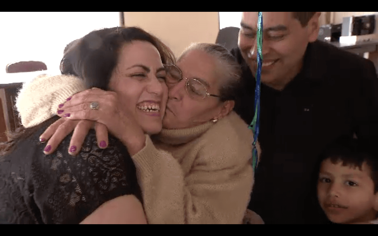 El primer abrazo en 20 años de familias mexicanas separadas por la migración