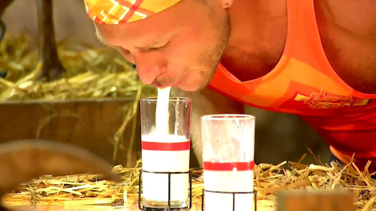 Escupir la leche en un vaso y después beber todo el contenido ¿te atreverías a hacerlo?