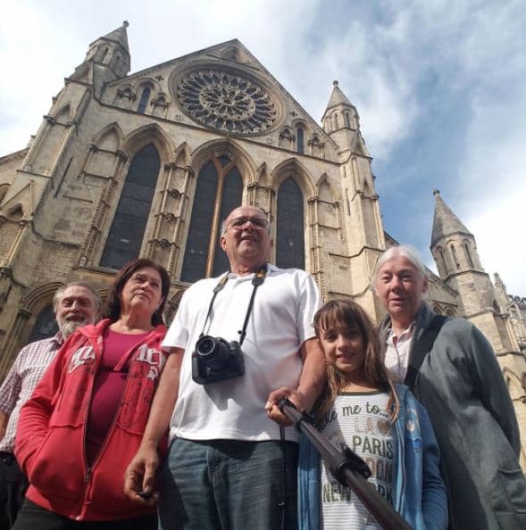 <b><a href="http://www.univision.com/entretenimiento/las-ultimas-horas-de-monica-spear-la-reina-de-la-belleza-murio-protegiendo-a-su-hija">Maya</a></b> posó con sus cuatro abuelos en la Catedral de York, en Reino Unido.