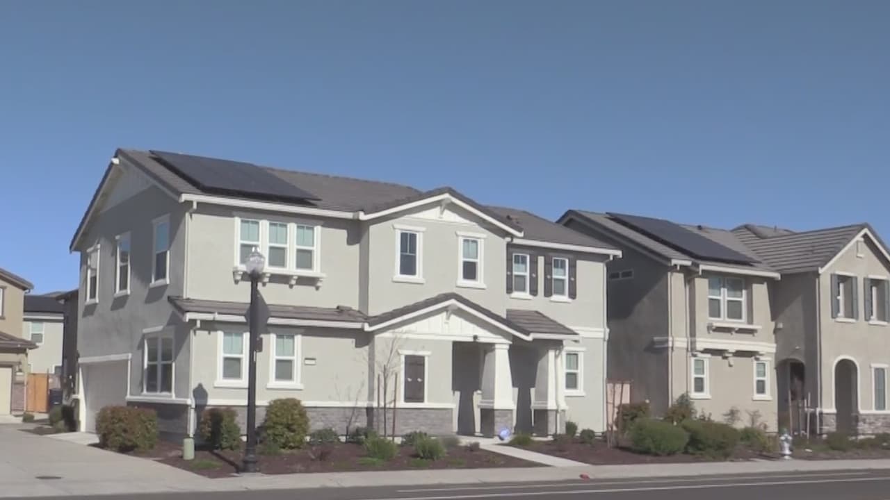 Después de que la pandemia interrumpiera el flujo del trabajo en Estados Unidos y forzara a los residentes a reconsiderar lo que valoran en su hogar, la empresa GoodHire analizó 
<b>datos del gobierno federal</b> para determinar cuáles son las ciudades más asequibles y cuáles son las menos asequibles.