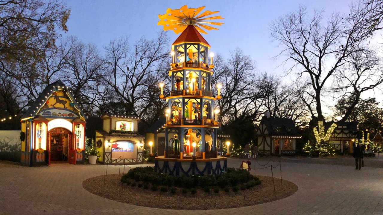 <h3 class="cms-H3-H3"><b>HOLIDAY AT THE ARBORETUM </b></h3>
<br>
<br>El 
<b>Dallas Arboretum </b>tendrá su tradicional exhibición con millones de luces de navidad, un árbol navideño y musical de 50 pies en 
<a href="https://www.univision.com/local/dallas-kuvn/localisimo/holiday-at-the-arboretum-luces-de-navidad-fotografias-dallas-arboretum-entradas-horarios-fotos" target="_blank">Holiday at the Arboretum</a>.
<br>
<b>¿Cuándo? </b>Del 10 de noviembre al 31 de diciembre
<br>
<b>¿Dónde? </b>En Dallas Arboretum, ubicado en el 
<a href="https://www.google.com/maps/place/Arboreto+y+Jard%C3%ADn+Bot%C3%A1nico+de+Dallas/@32.821384,-96.7214454,17z/data=!4m9!1m2!2m1!1sdallas+arboretum!3m5!1s0x864ea19a64681b47:0x68139237078b7642!8m2!3d32.821384!4d-96.717068!15sChBkYWxsYXMgYXJib3JldHVtkgEQYm90YW5pY2FsX2dhcmRlbuABAA" target="_blank">8525 de Garland Rd</a>.
<br>
<b>Precio de los tickets para Holiday at the Arboretum:</b>
<br>Los precios están en el rango de $12 y $20 y 
<a href="https://reservations.dallasarboretum.org/Info.aspx?EventID=3" target="_blank">compra los boletos</a> aquí. 
<br>