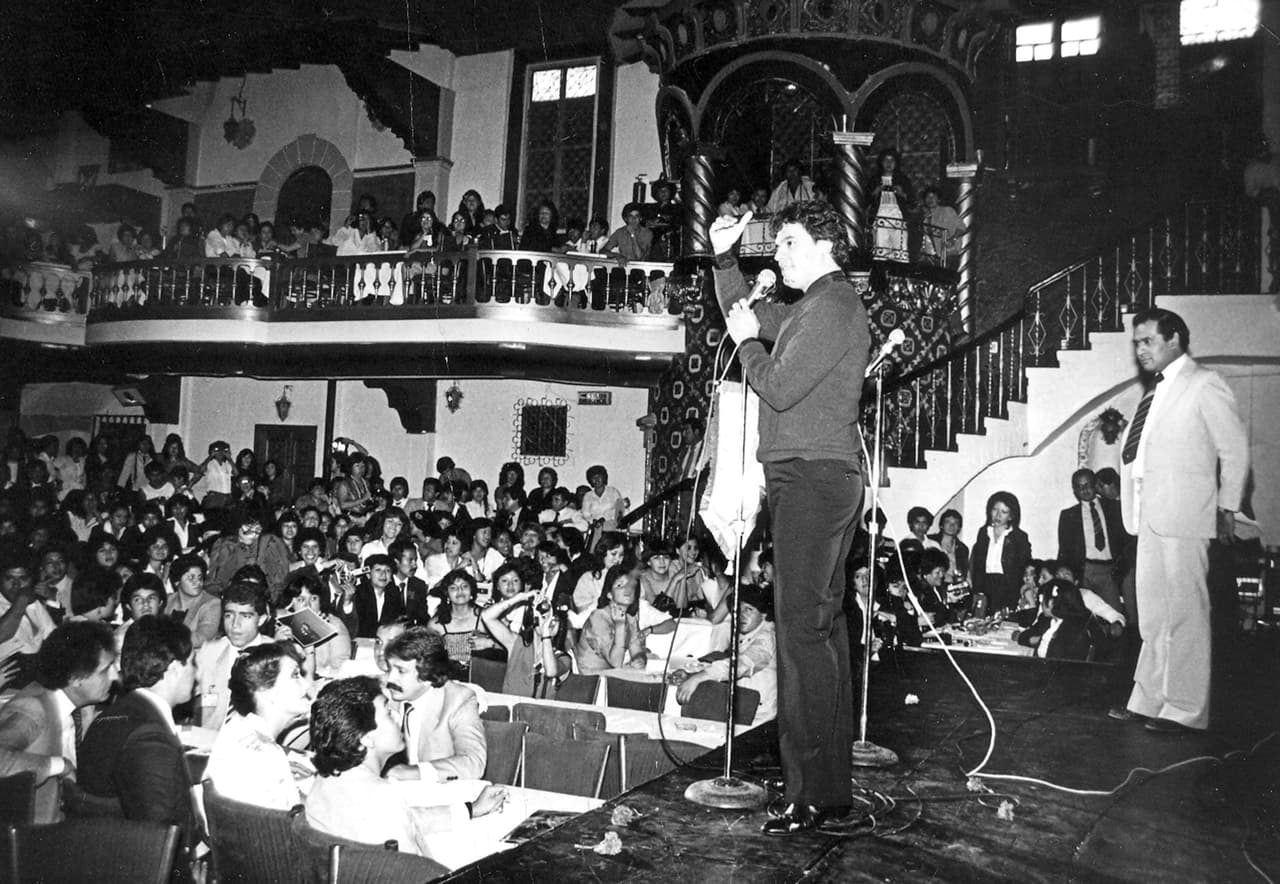 Ya fuera de la cárcel Juan Gabriel es llamado ante el director de RCA, quien de inmediato lo envió con los directores musicales Eduardo Magallanes y Enrique Okamura para iniciar las pruebas y después firmar su primer contrato.