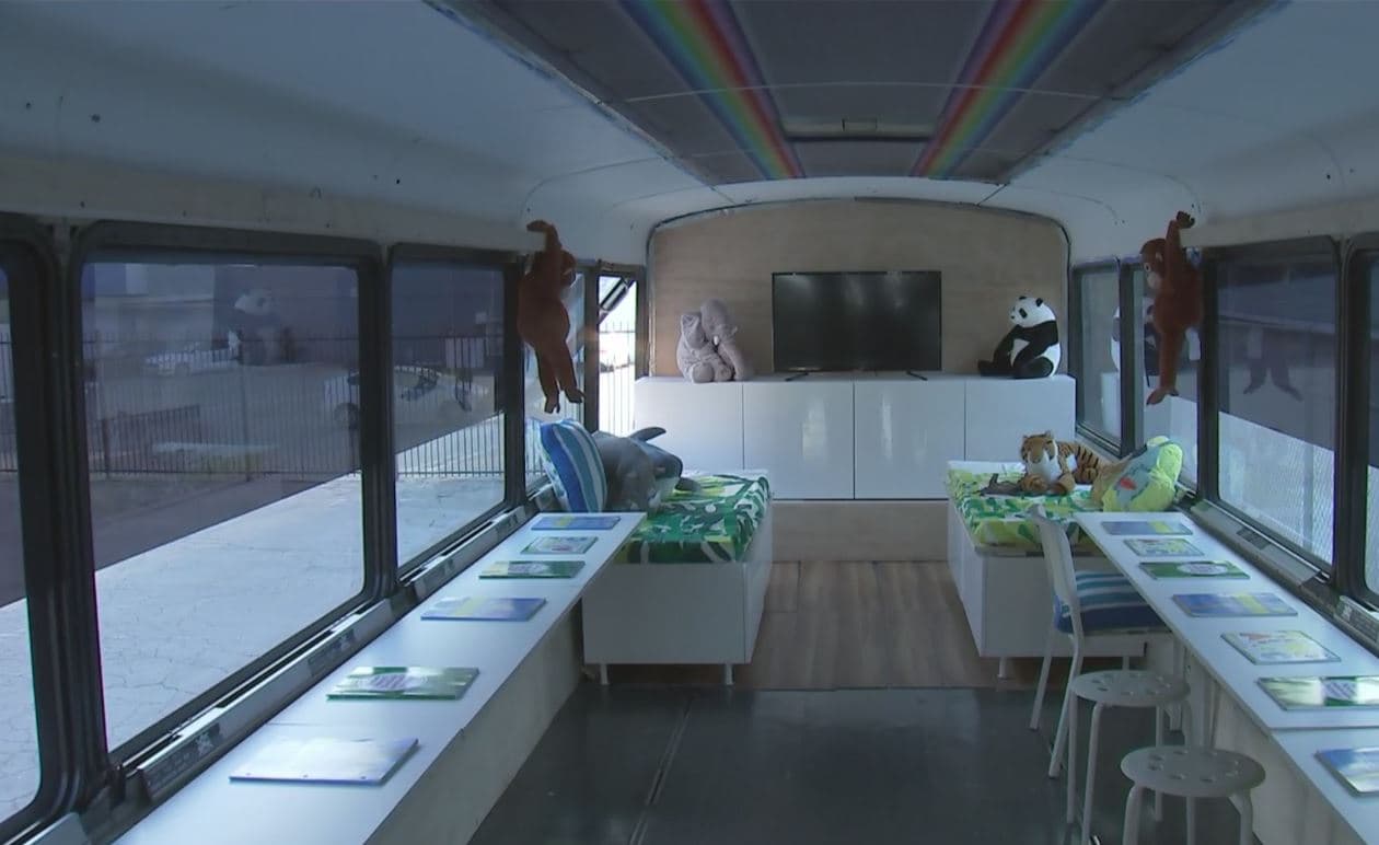 Por ello en respuesta a falta de medios para ir al colegio, 
<a href="https://www.univision.com/local/los-angeles-kmex/yes-we-can-el-bus-que-lleva-educacion-y-esperanza-a-los-ninos-de-la-frontera">ellos llevan el colegio a los niños</a>.