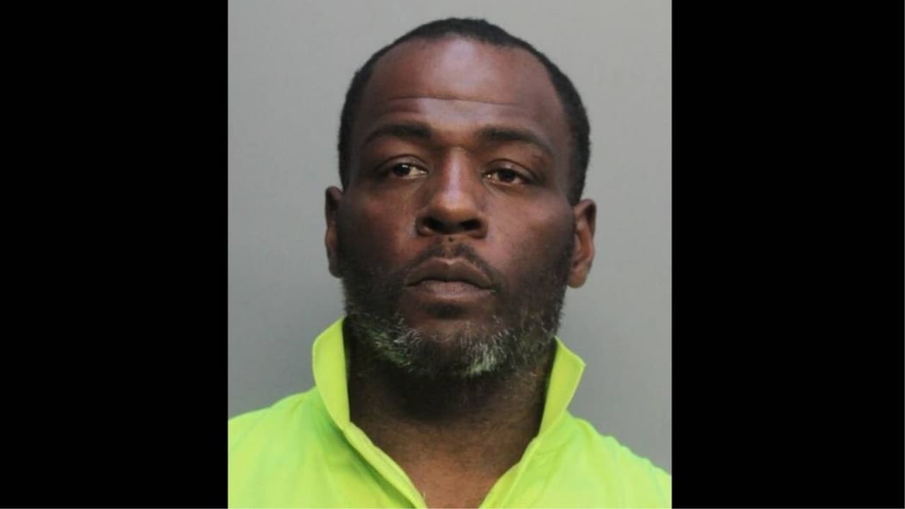 Así le clonaron su tarjeta durante el juego del Miami Dolphins y le cobraron $724 por dos cervezas