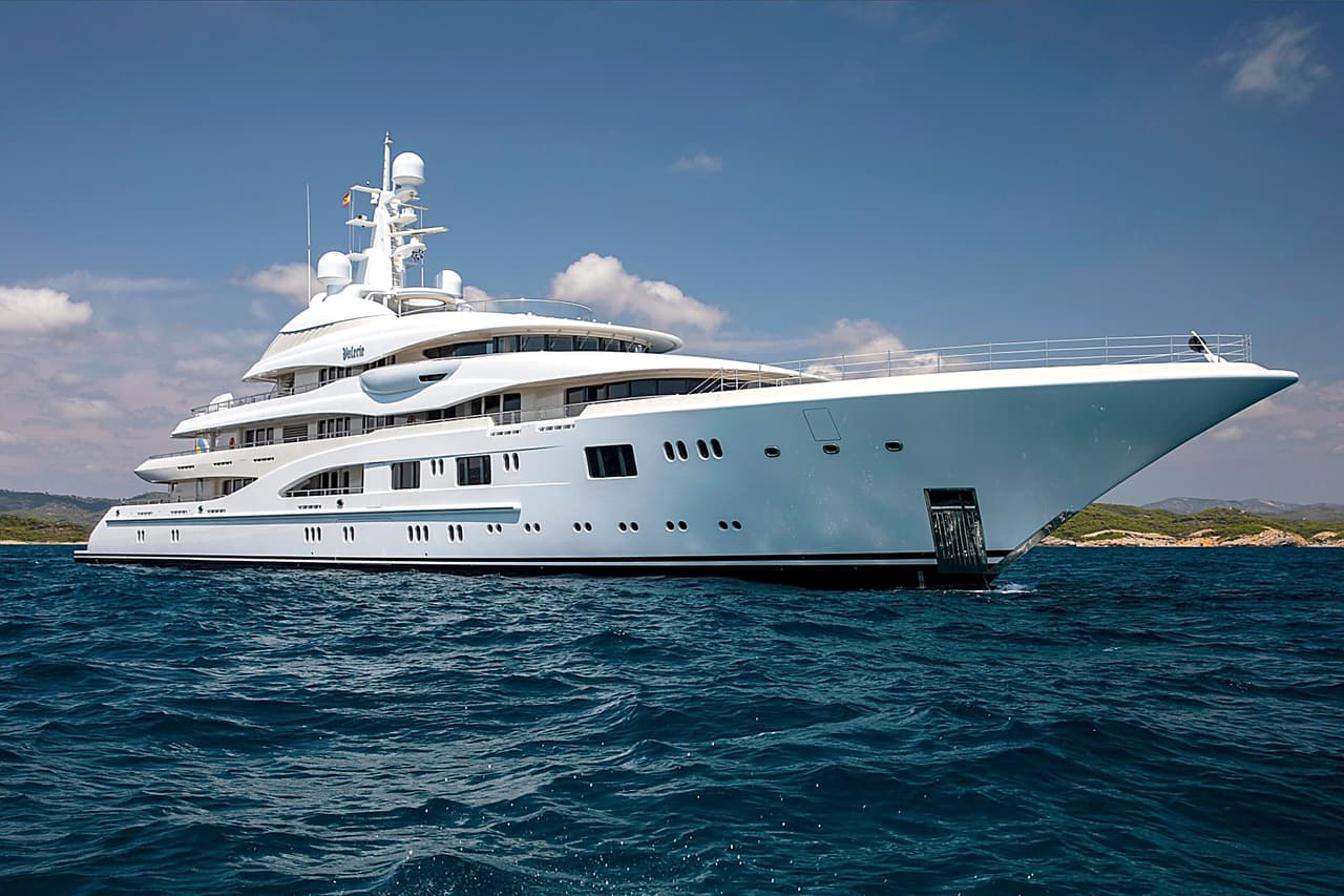 El barco de la cantante es más costoso que el que rentó su ex, pues según Daily Mail tiene un valor de
<b> 130 millones de dólares. </b>
<br>