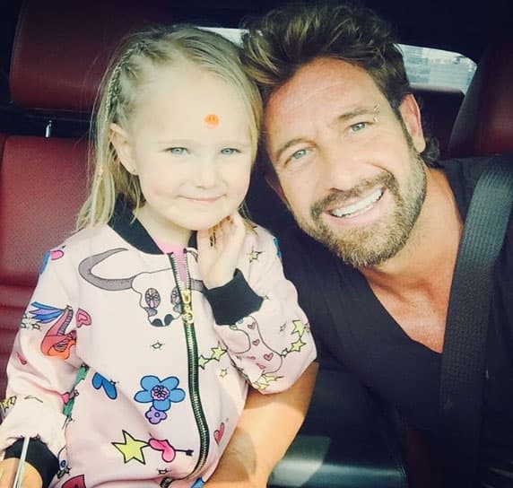 Feliz porque le pusieron estrellita en la frente a Alexa en la escuelita.