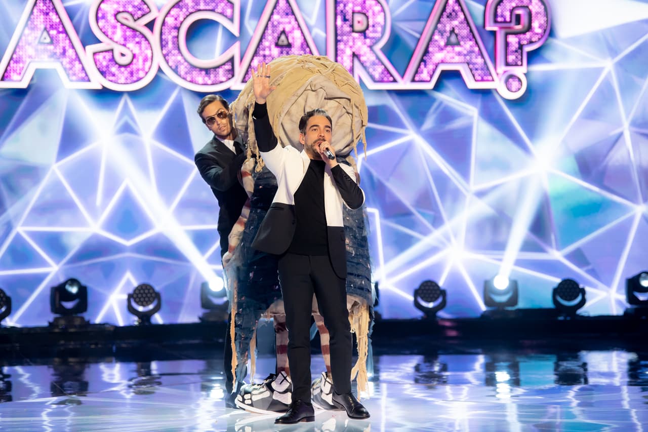 Con esa decisión, Zombie tuvo que quitarse la máscara y revelar su quién es, pero en el último momento Omar Chaparro detuvo todo y dijo que la identidad de este personaje la podremos descubrir hasta la Gran Final de ¿Quién Es La Máscara?, el próximo domingo a las 8/7c por Univision.