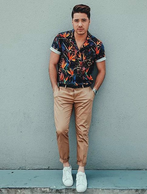 Una camisa con estampado floral es perfecta acompañada de pantalón en tonos neutros.