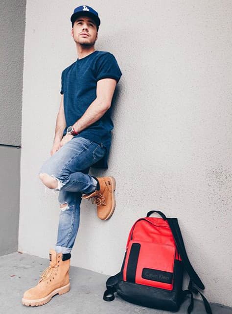 Un outfit perfecto para ir a la escuela. Usar snapback le va a dar mucho estilo a tu look.