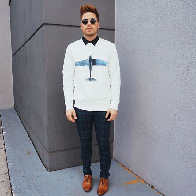 Las gafas estilo Lennon le van muy bien a William. Recuerda que para cada tipo de cara, hay un tipo de lentes de sol.