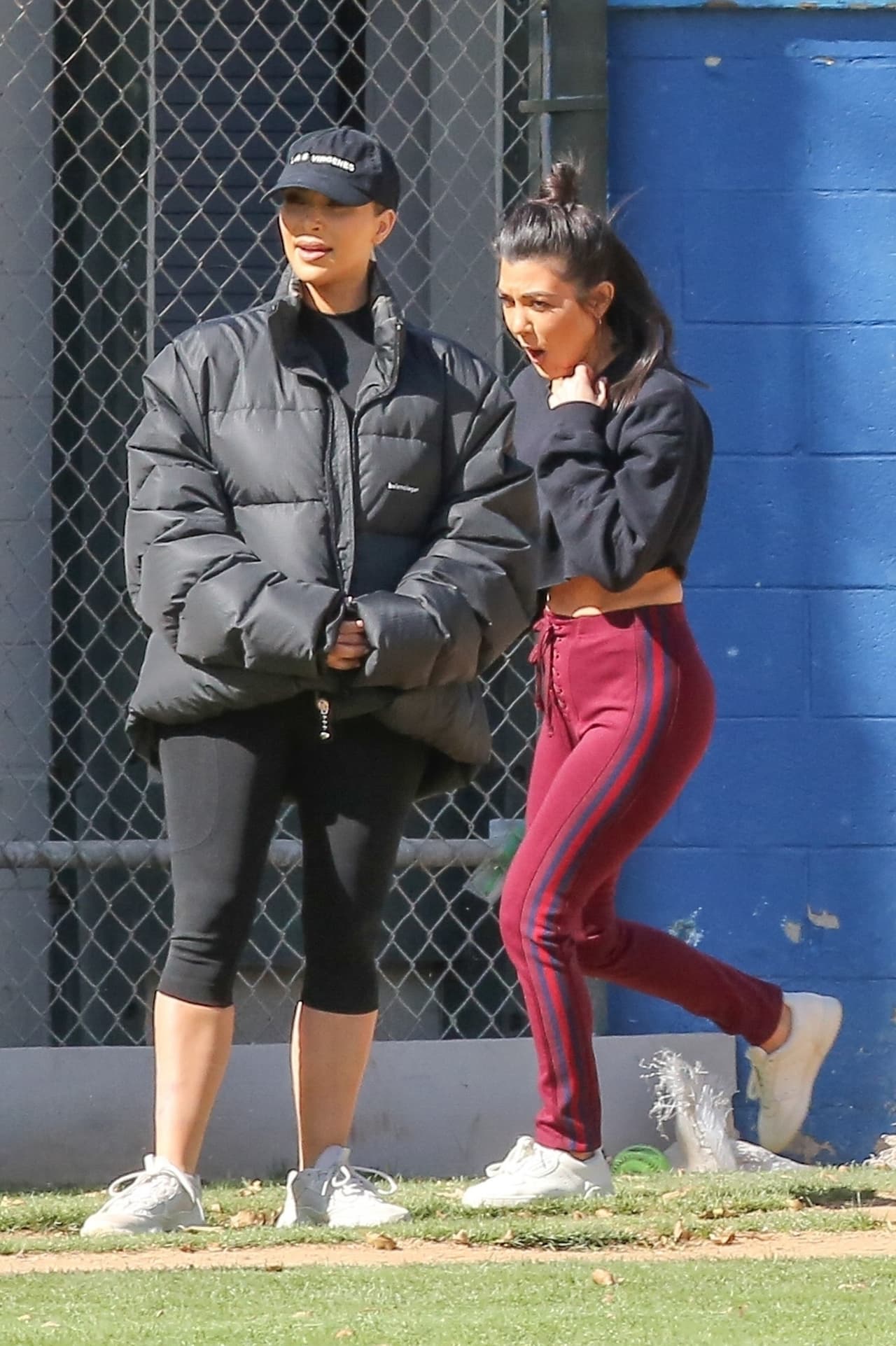 Kourtney Kardashian, con pantalón vino, fue la primera del clan Kardashian Jenner en convertirse en madre y ya tiene tres hijos.