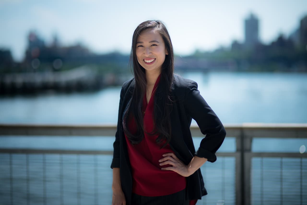 <i>"No puedo mirar".</i>
<br>
<br>
<b>Yuh-Line Niou, asambleísta por el Bajo Manhattan</b>