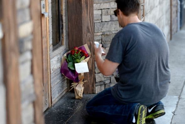 Muchos seguidores tomaron fotos de los pequeños altares que le hicieron a Rivers.
