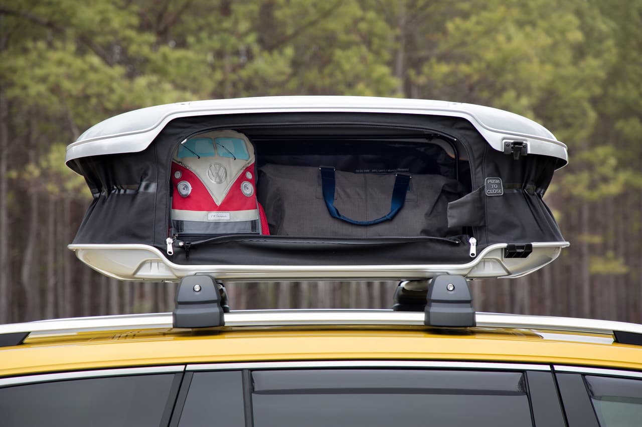 Su carrocería posee un detalle saliente, su techo carga una caja que se puede expandir y ampliar su volúmen hasta 17.7 pies cúbicos, firmemente sujeta, ideal para llevar accesorios de camping.