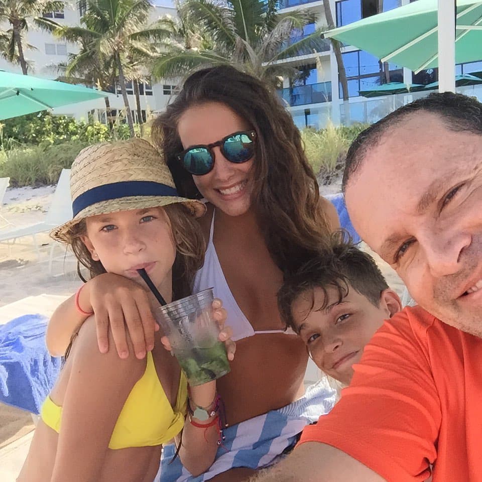 Hannah, Nicole y Alex crecieron juntos y son muy unidos a su papá, pero la diversión creció hace unos años cuando Michelle y Liam se sumaron a la familia.