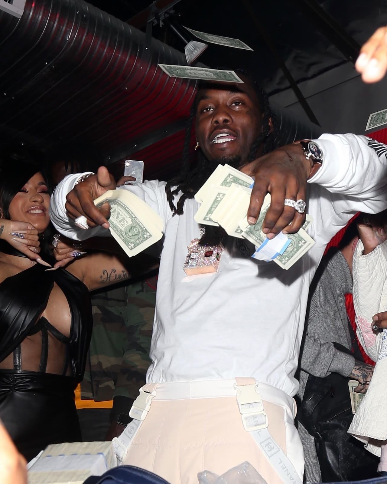 Offset ya había tenido algunas celebraciones similares, aunque en esta ocasión se supo que eran 100,000 dólares los que fluían de sus manos y las de su esposa.