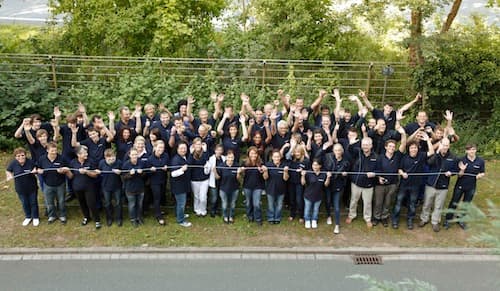 El lápiz más largo del mundo. Mide 225.21 m (o 738 ft 10 in). Fue creado en Alemania. El increíble lápiz fue usado para escribir un par de letras en un papel frente al notario.