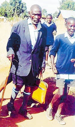 El estudiante de primaria más anciano del mundo. A la edad de 84 años, Kimani Ng’ang’a Maruge, de Kenia, entró a este grado; así demostró que nunca es tarde para aprender.