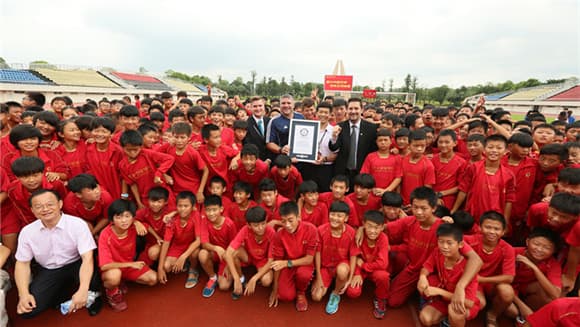 La academia de fútbol más grande del mundo. Guiness World Records reconoció a Evergrande Football School de Qingyuan, China, la academia más grande de dicho deporte.