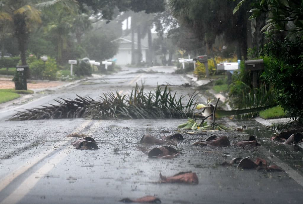 Los escombros cubren una calle en un vecindario de St. Pete Beach cuando los vientos del huracán Ian llegan el 28 de septiembre de 2022 a esa población de Florida. 
<a href="https://www.univision.com/noticias/huracanes/en-vivo-noticias-huracan-ian-toca-tierra-florida-catastrofico-fort-myers-captiva-sanibel" target="_blank">Ian tocó tierra esta tarde como un huracán de categoría 4. </a>