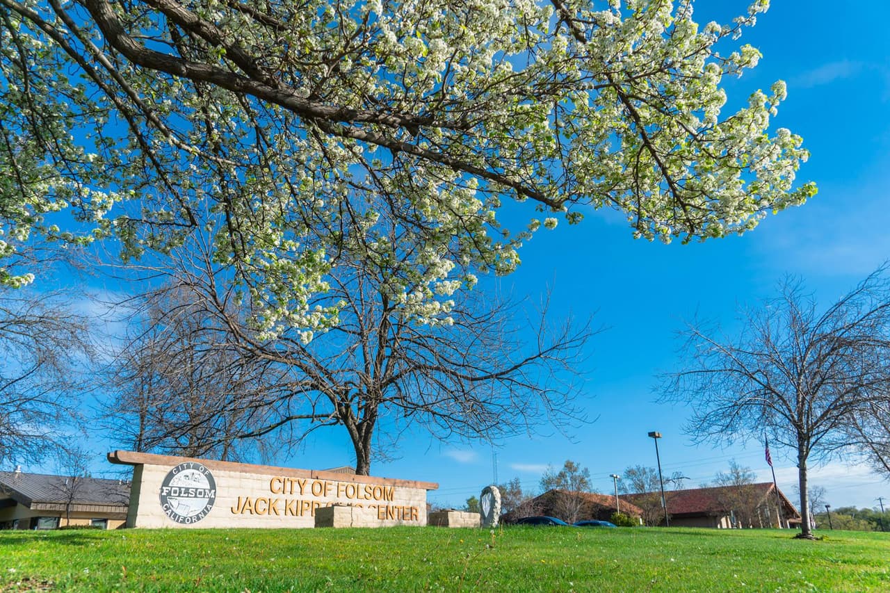 <b>Folsom #24</b>
<br>Folsom se caracteriza por tener la tasa de criminalidad más bajas en California en este momento. Posee un zoológico santuario, muchas áreas verdes y caminerías. 
<br>
<b>Población</b>:78,155 
<br>
<b>Ingreso promedio</b>: $106,718 
<br>
<b>Tasa de graduación</b>: 92.4%
<br>
<b>Tasa de delincuentes sexuales (por cada 10.000)</b>: 4.00
<br>