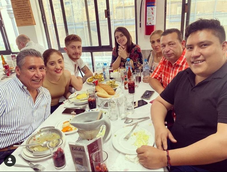 En otra foto ya aparece la pistola sujetada por la mano derecha de Ocaña. La Fiscalía alega que hubo un momento en que "por protocolo
<b>esta arma le fue retirada</b> al conductor, para posteriormente ponerla a disposición del Ministerio Público con la debida cadena de custodia".
<br>