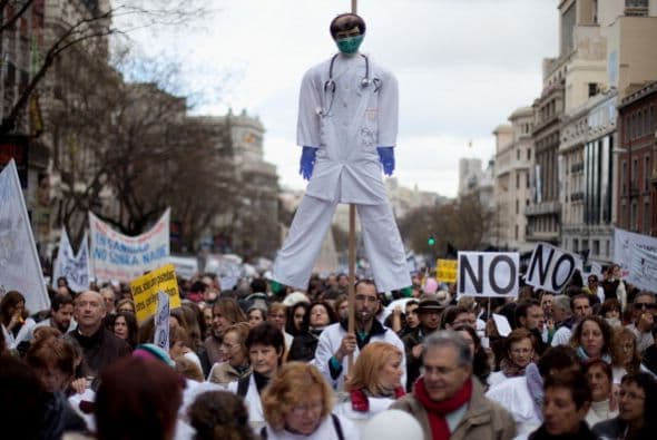 La manifestación del domingo se enmarca en las movilizaciones que los médicos y enfermeros madrileños llevan a cabo desde hace varias semanas con paros y encierros en algunos centros para protestar contra el plan del gobierno regional.