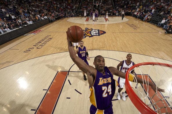 Kobe Bryant #24 en acción contra los Phoenix Suns en el 2008.
<br>