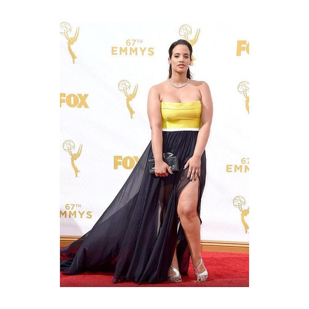 En 2015 la actriz dominicana Dascha Polanco, a quien recordamos por su papel de Dayanara en la serie 'Orange is the new black', desfiló en los Emmy en un vestido bicolor, amarillo y negro, con una abertura en la pierna.