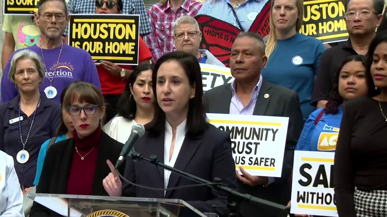 "No están obligados a llamar a ICE": Concejales buscan modificar política de cooperación de la policía de Houston