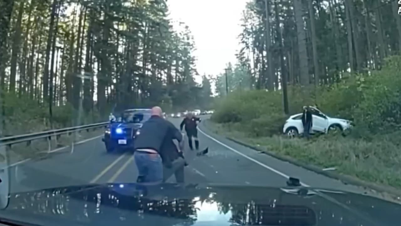 El momento en que un hombre agrede a una oficial durante una detención: intentó arrebatarle su arma