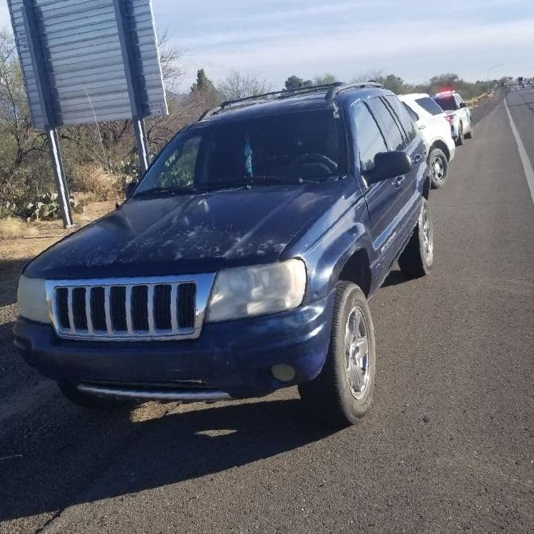Un agente del sector de Tucson fuera de servicio vio a posibles inmigrantes entrar en un vehículo en la I-19 mientras se dirigía a su casa después de un turno de 10 horas. Se notificó a los agentes en el punto de control I-19 y detuvieron a siete migrantes.