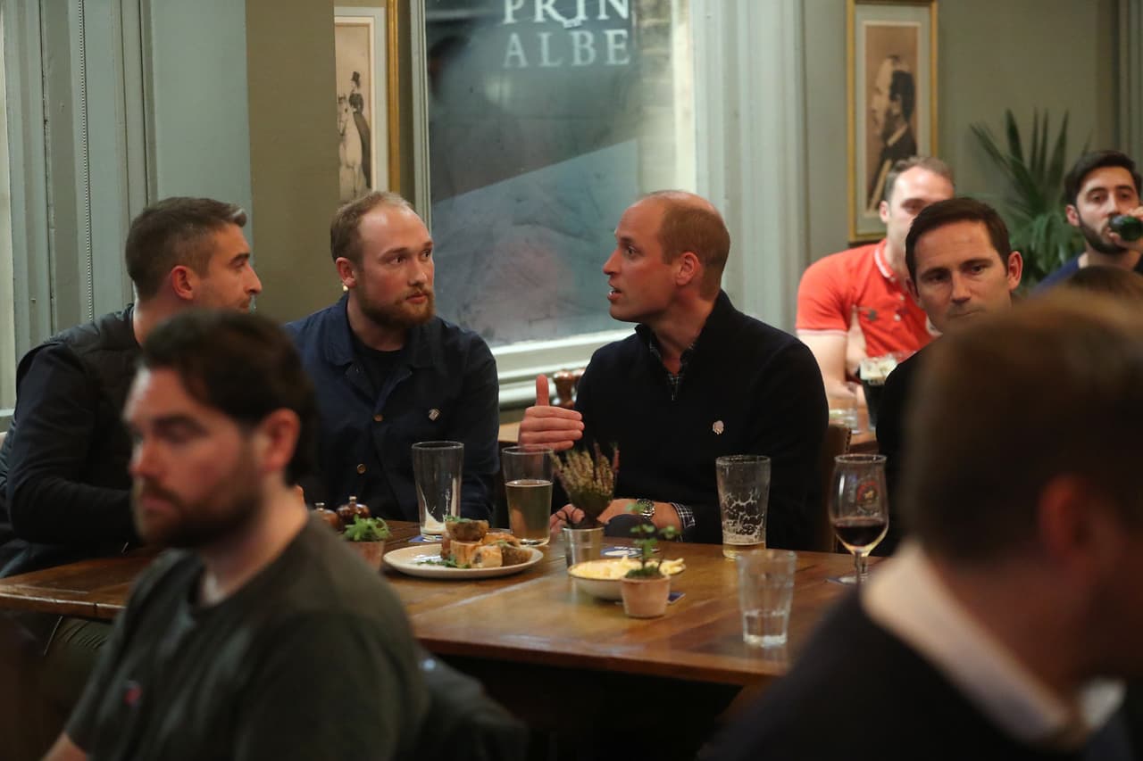 El príncipe, de 37 años, no solo fue motivado por ver el partido del pasado viernes 11 de octubre, sino que también tuvo una razón para hacer la sorpresiva visita al pub 
<b><a href="https://www.theprincealbertbattersea.co.uk/" target="_blank">The Prince Albert</a></b>, ubicado en Battersea.