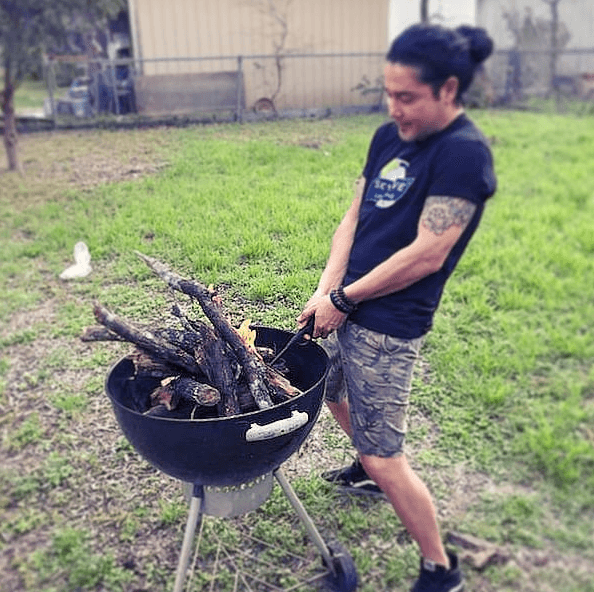 Chris Pérez también
<b> </b>mantiene su carrera musical.