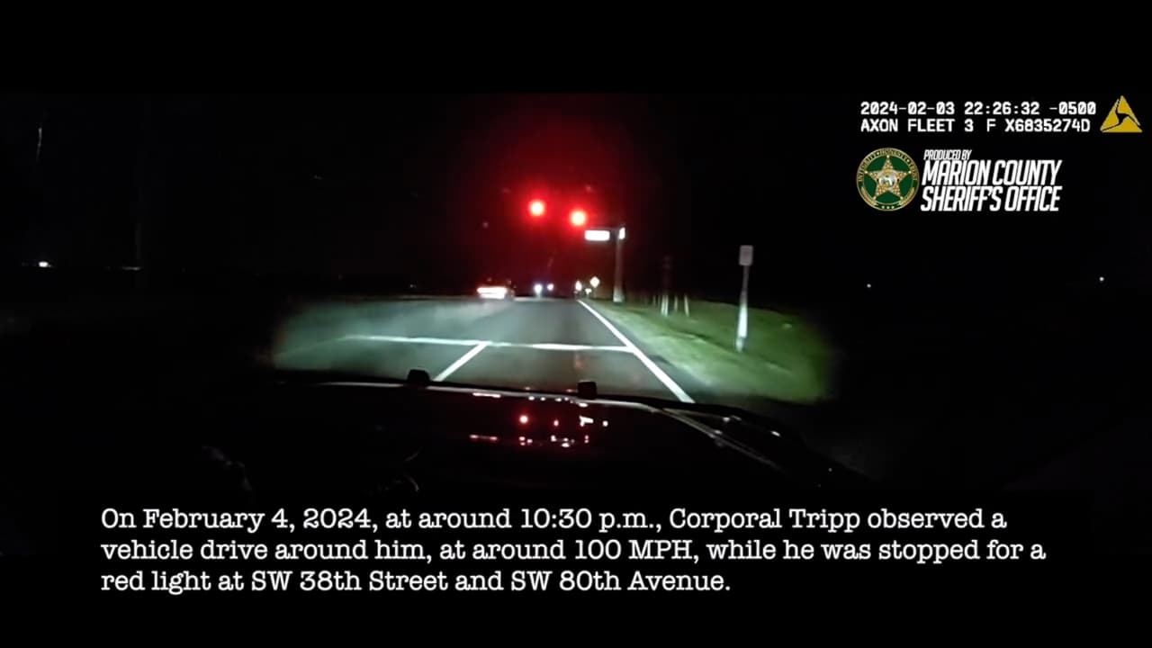 El incidente se registró el domingo al rededor de las 10:30 p.m. en la intersección de SW 38th Street y SW 80th Avenue, en Ocala, donde un agente se preparaba para detenerse en un semáforo y un conductor, luego identificado como Michael González, de 19 años, lo revasó a unas 100 millas por hora y se pasó la luz en rojo.