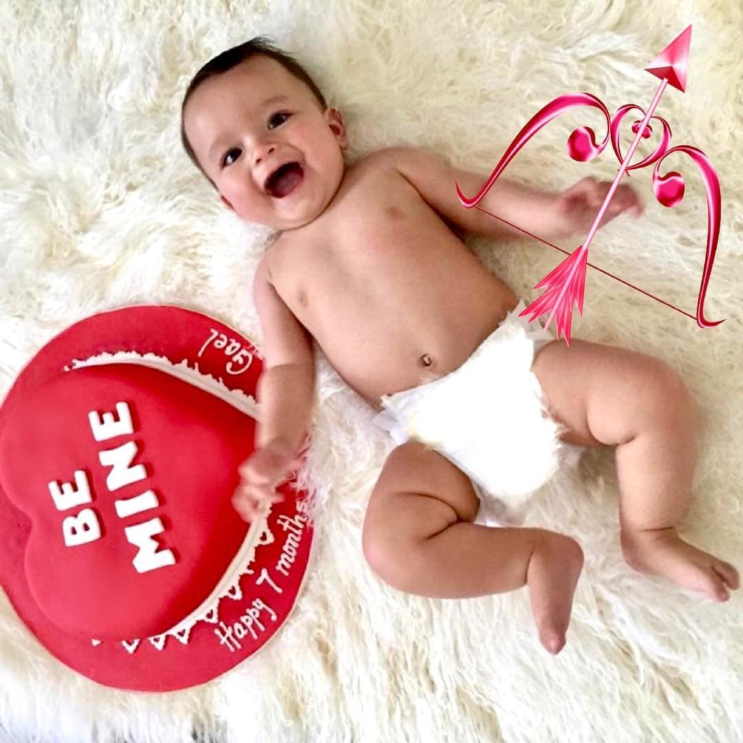 “Cuidado, anda un cupido suelto”, escribió la presentadora junto a la bella postal de San Valentín con la que festejaron el séptimo mes.
<br>