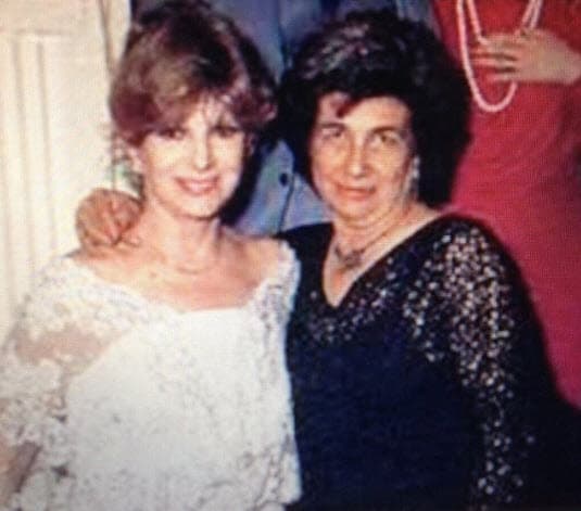 Pero, sin duda, uno de los sucesos más dolorosos y difíciles de superar fue la sorpresiva muerte de su madre, la bailarina Adela Adamowa (a la izquierda en la foto), en septiembre de 2009.