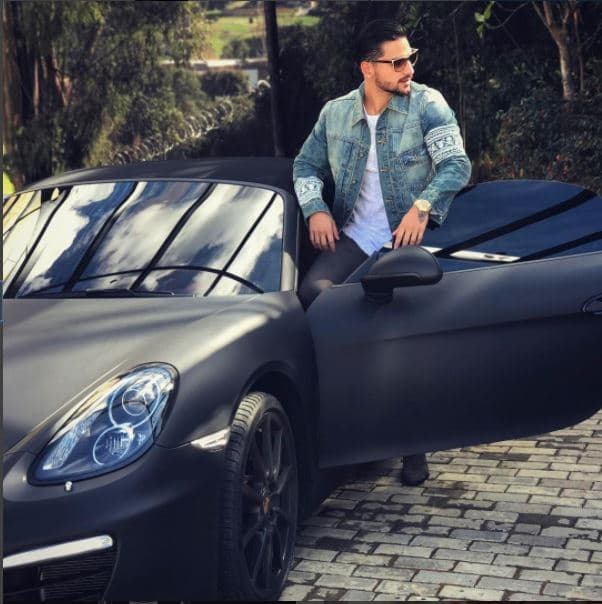 Aquí se aprecia que incluso mandó a cambiar la pintura del auto y solicitó un acabado mate. El auto tiene un motor bóxer turbo de cuatro cilindros de 
<b>350 caballos de fuerza.</b>