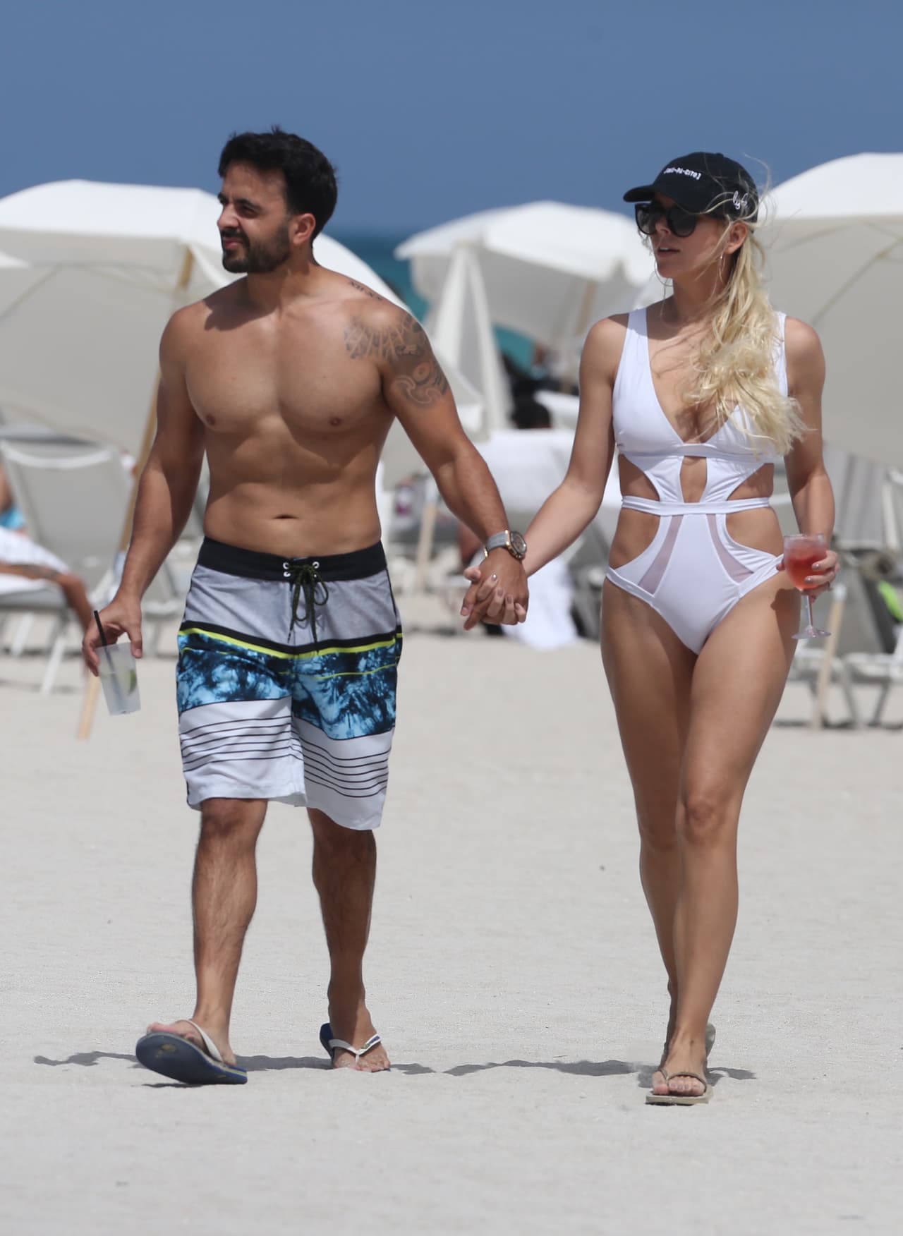 Luis Fonsi celebra su cumpleaños número 39 junto a su esposa Agueda López con un romántico día en las playas de Miami Beach.