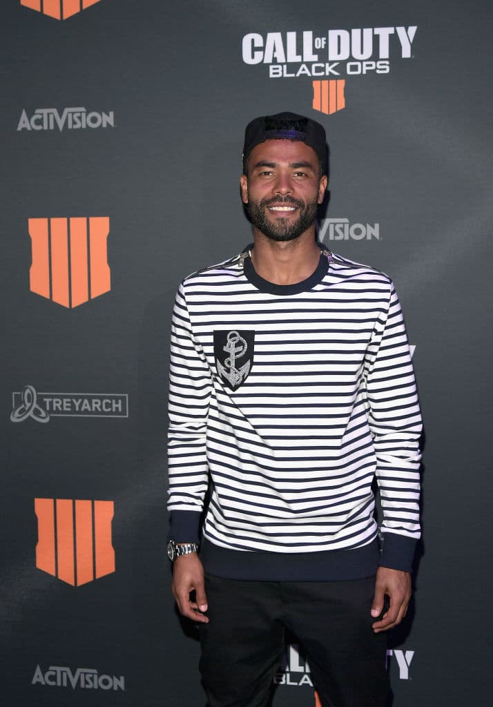 Actualmente Ashley Cole tiene 40 años y es un famoso exfutbolista británico, jugó en los equipos del Chelsea y Arsenal de la Premier League. Ahora es comentarista deportivo.
<br>