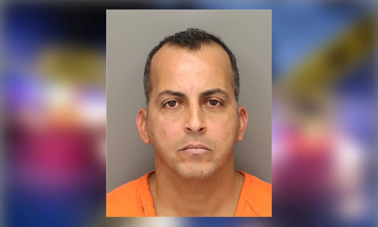 Acusan a hombre de grabar a personas en el baño del aeropuerto de St. Petersburg / Clearwater