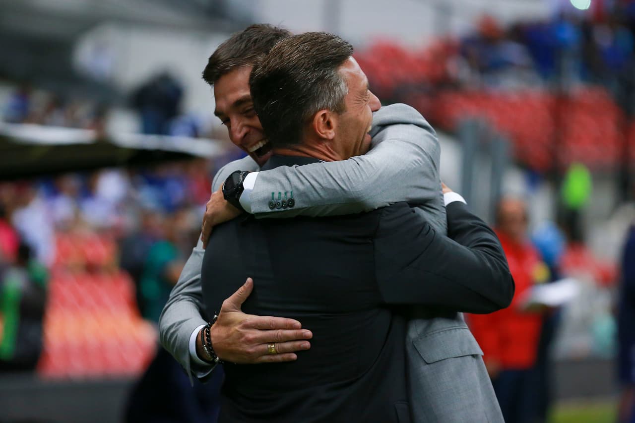 El abrazo entre ambos estrategas fue muy caluroso y solidario.