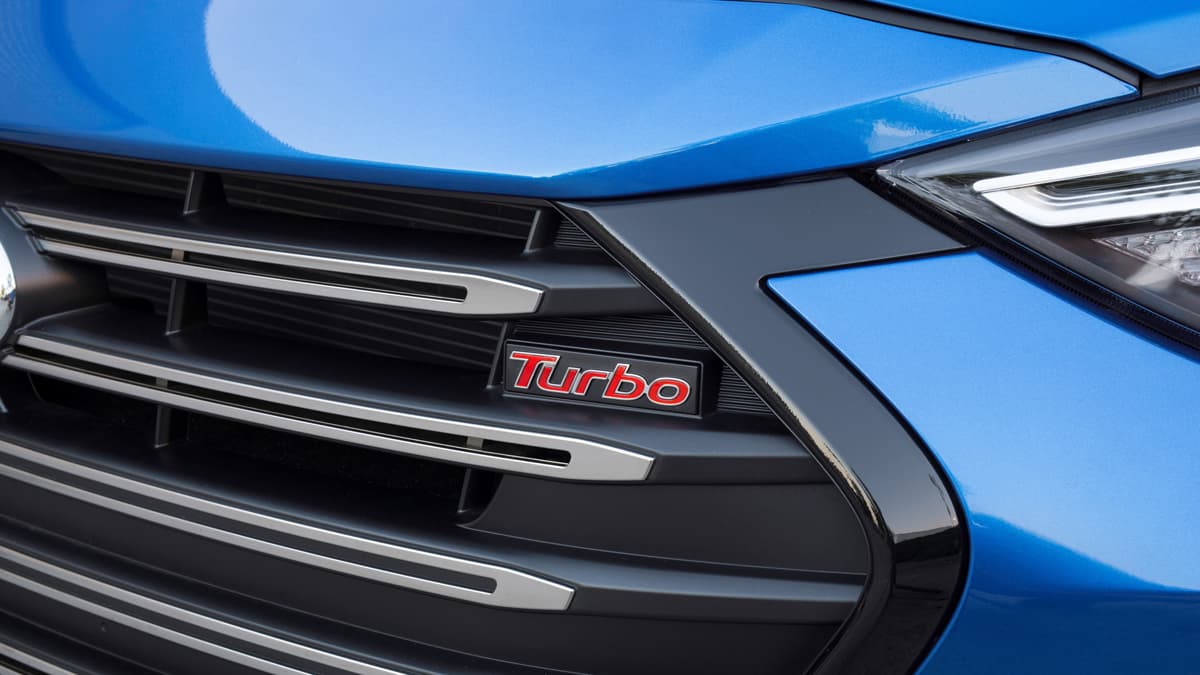 También aparecen opciones de equipamiento tecnológico como una cámara posterior, volante térmico, asientos con climatizador, alerta por presencia de objetos en ángulos muertos, entre otros ítems.