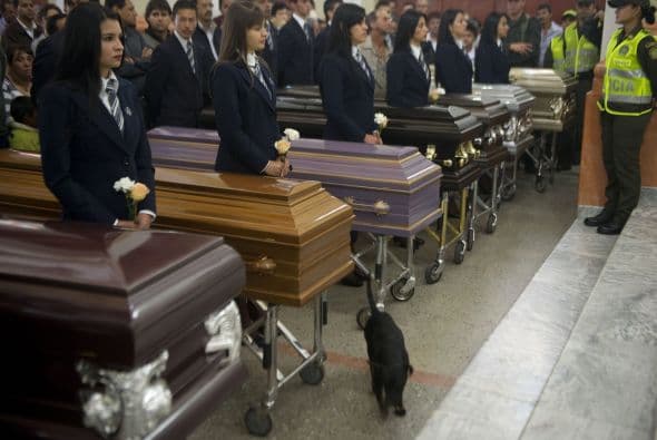 A las ocho de la mañana hora local (13:00 GMT), los cadáveres de las 10 personas asesinadas --nueve hombres y una mujer-- fueron trasladados de una sala velatoria y un par de viviendas y llevados a la Catedral de Santa Rosa de Osos, donde los esperaba para el último adiós y la celebración religiosa el obispo de la localidad, monseñor Jorge Alberto Ossa, añade The Associated Press.