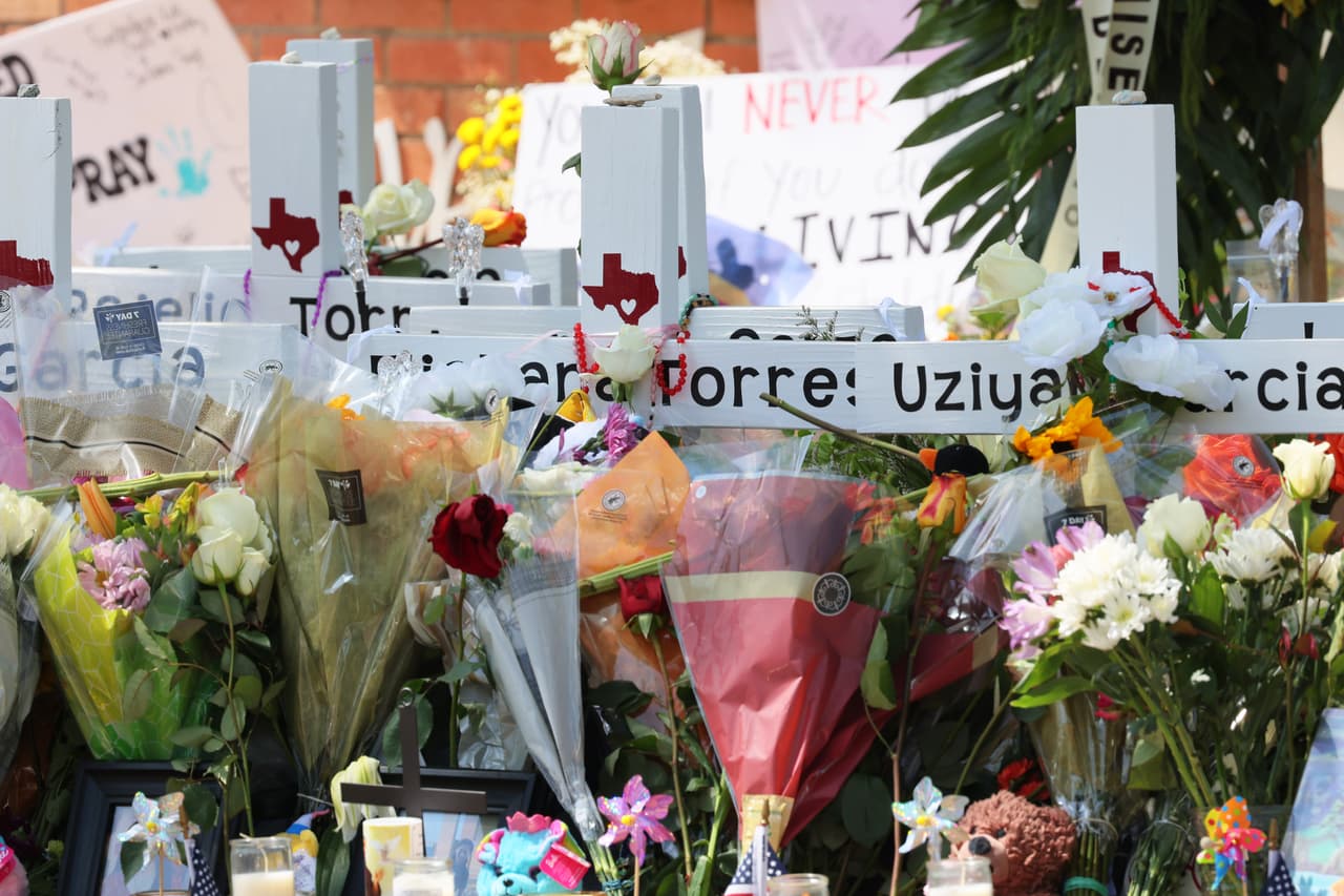 Las 21 víctimas de la matanza son recordadas con afecto en varios puntos de Uvalde, Texas. Este es el memorial frente a la primaria Robb, donde colocaron 21 cruces con sus nombres.