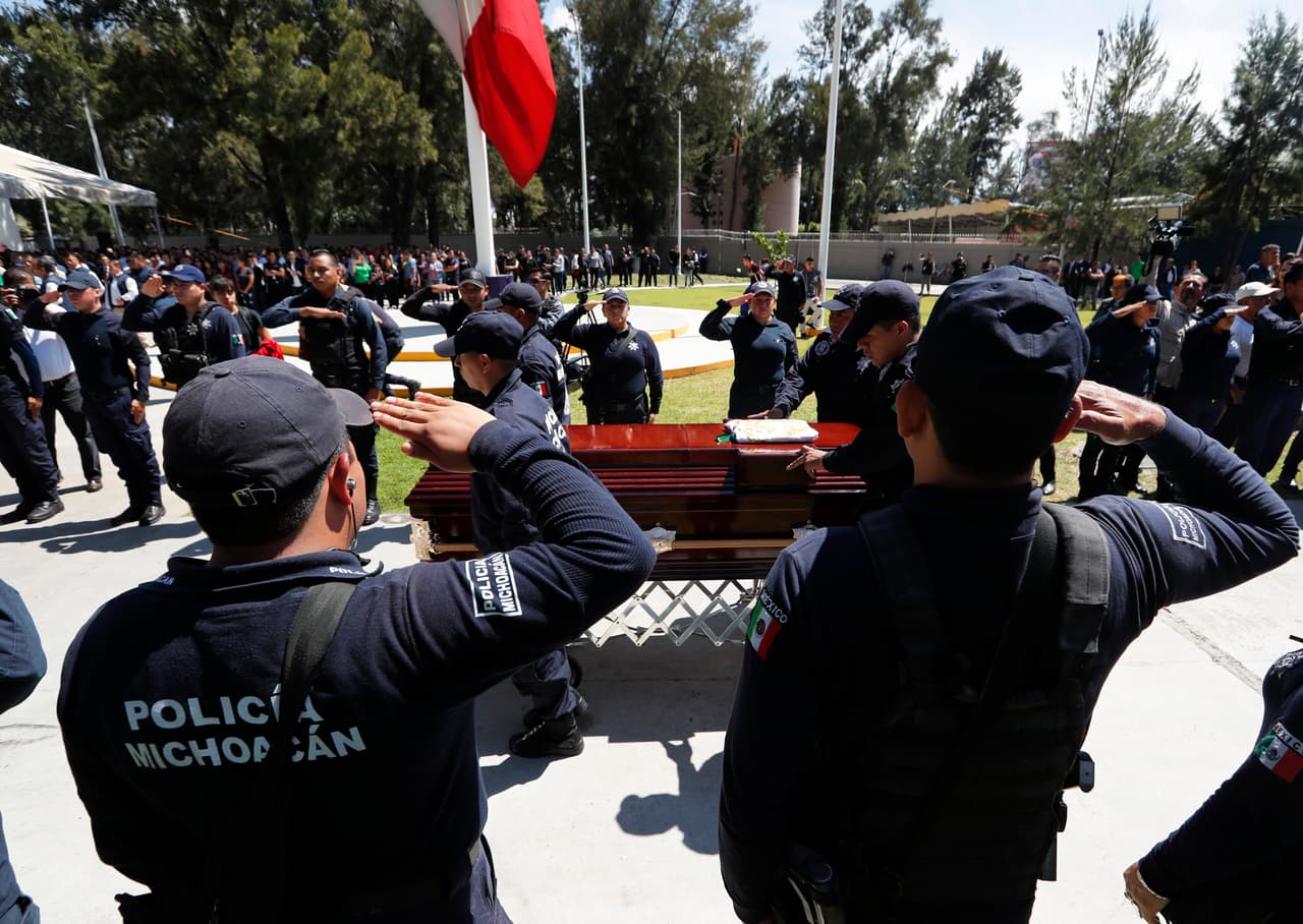 Al homenaje asistieron compañeros de los oficiales caídos. Se escucharon quejas por la desportección y falta de armas que los oficiales padecen, según denuncian los familiares. 
<br>