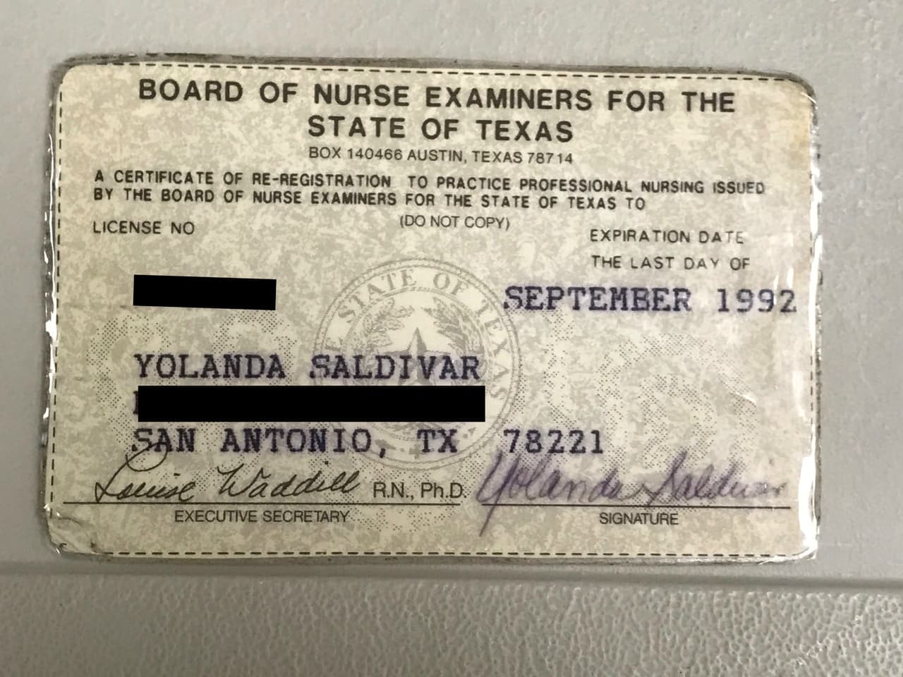 Esta fotografía muestra la licencia de enfermera de Saldívar, quien pasó de campo de la salud a manejar la contabilidad de las dos boutiques Selena Etc. El permiso para ejercer esa profesión en el estado de Texas estaba expirado cuando mató a su ídolo y mejor amiga.