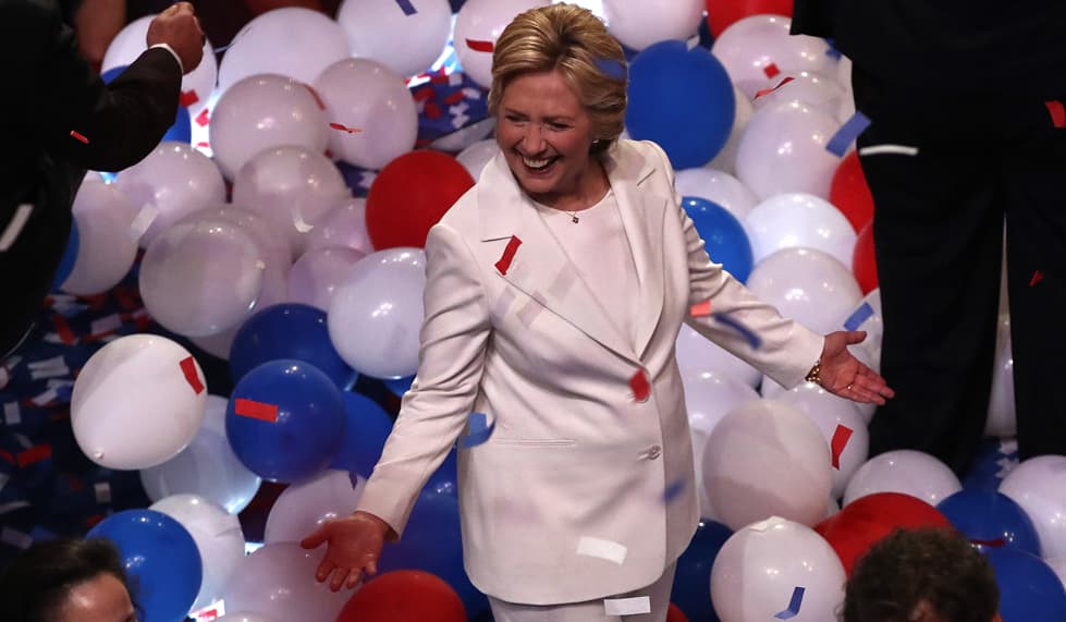 “Nadie consigue atravesar la vida solo. Tenemos que mirar el uno por el otro y levantarnos”, Hillary Clinton, Convención Demócrata, 28 de Junio 2016.