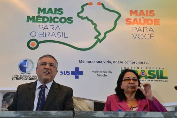 Alexander Padiha, Ministro de Salud de Brasil y Marta Covas, Vice Ministro de Salud de Cuba, durante la reunión con los galenos extranjeros, presidiendo la mesa, 26 de agosto.
